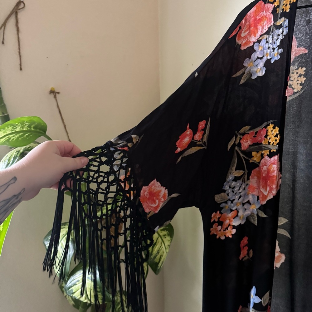 Torrid | Insider Floral Fringe Kimono - Picture 4 of 8